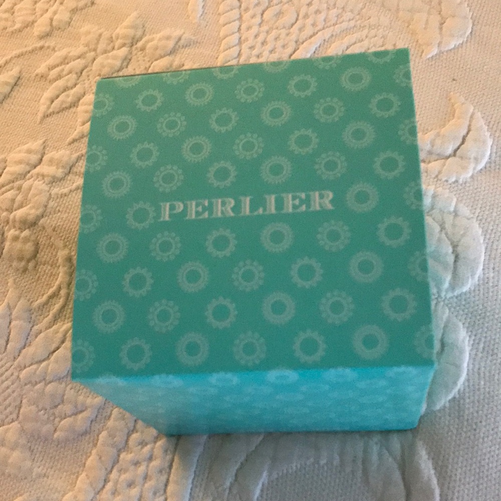 Pearlier hand-cream